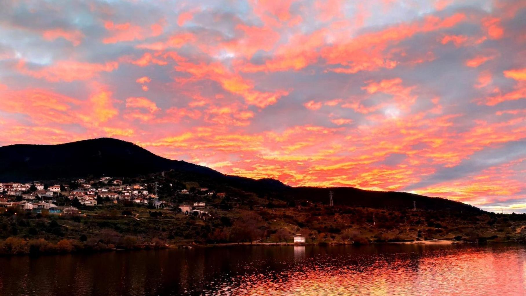 Ruralrut En El Tiemblo Precios Especiales A Partir De 7 Noches, Wifi, Cabina De Hidromasaje, Aire Acondicionado, Zonas De Bano Naturales Cercanas Bagian luar foto