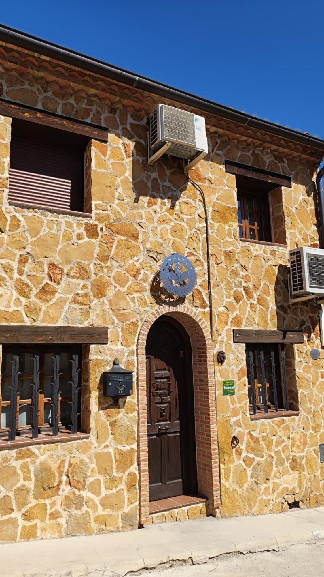 Ruralrut-El Tiemblo Wifi, Cabina De Hidromasaje, Aire Acondicionado Y A Pocos Metros De Zonas De Bano Naturales Bagian luar foto